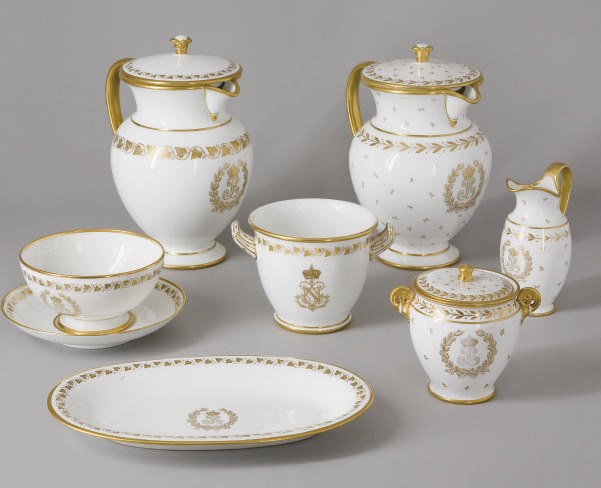 PARTIE DE SERVICE COMPOSITE EN PORCELAINE DE SEVRES DU XIXEME SIECLE