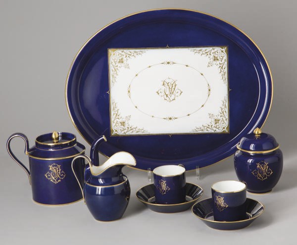 PARTIE DE SERVICE A CAFE EN PORCELAINE DE SEVRES DE LA FIN DU XIXEME SIECLE
