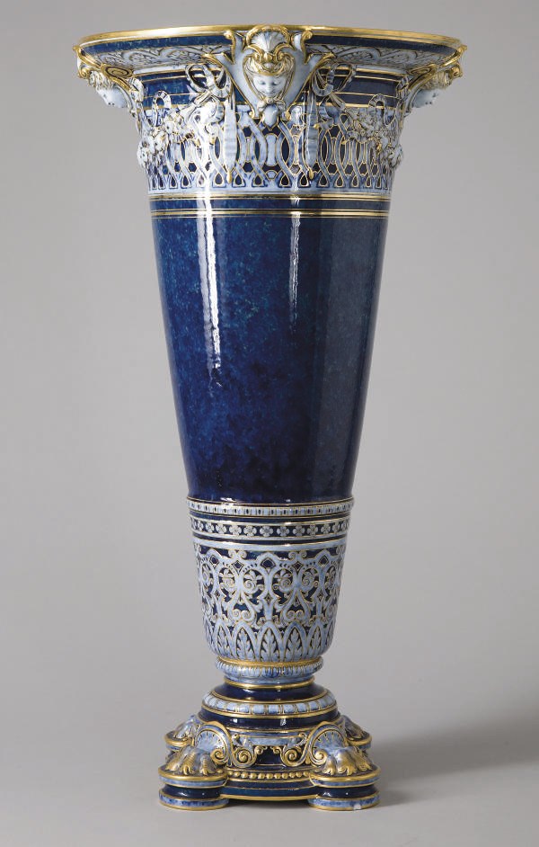 VASE "CORNET DE GUBBIO" EN PORCELAINE DE SEVRES DE LA FIN DU XIXEME SIECLE