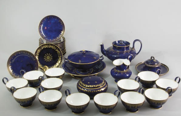 ENSEMBLE EN PORCELAINE DE SEVRES DES XIXEME ET XXEME SIECLES