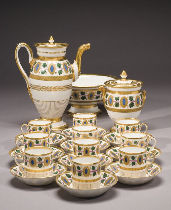 PARTIE DE SERVICE A CAFE EN PORCELAINE