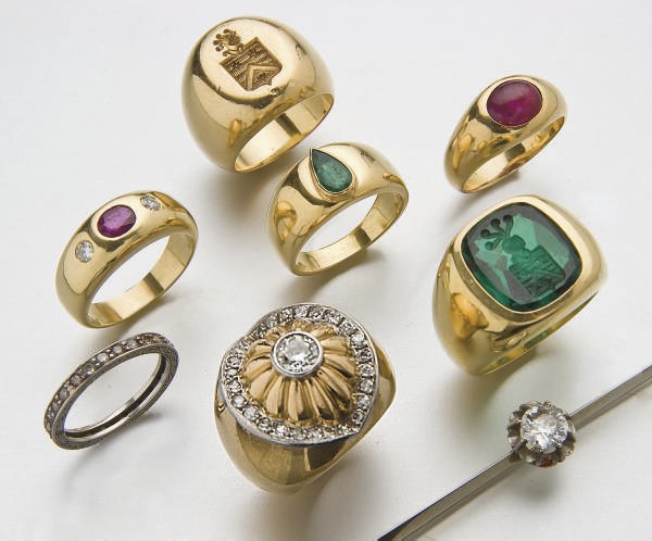 DEUX BROCHES DIAMANTS ET UN ENSEMBLE DE BAGUES