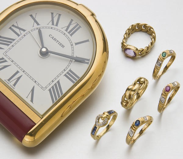LOT DE SIX BAGUES ET UNE PENDULE DE VOYAGE, PAR CARTIER