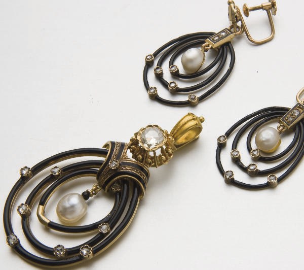 PENDENTIF ET PAIRE DE PENDANTS D'OREILLES PERLES, EMAIL ET DIAMANTS
