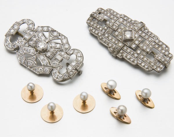 DEUX BROCHES ART DECO DIAMANTS ET UN ENSEMBLE DE BOUTONS DE PLASTRON EN OR ET PERLES DE CULTURE