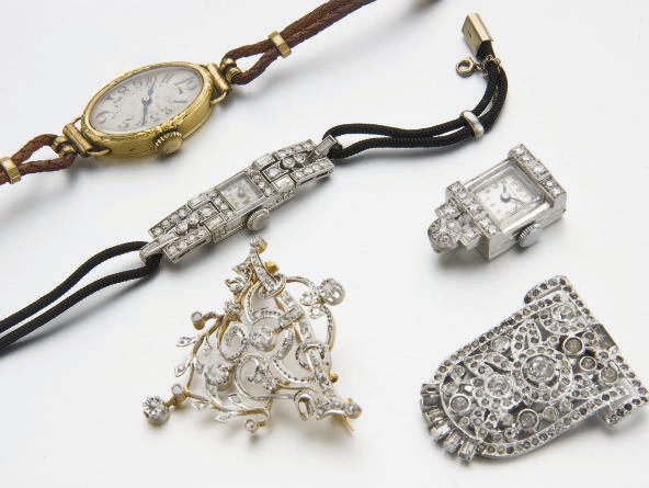 TROIS MONTRES DE DAME, UNE BROCHE DIAMANTS ET UN CLIP