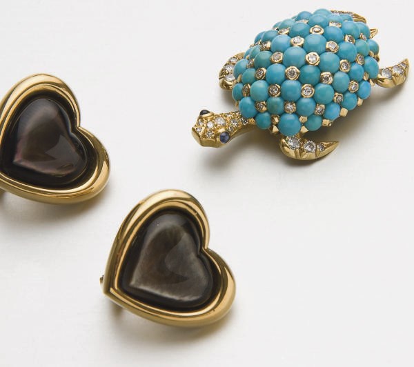 PAIRE DE CLIPS D'OREILLES EN OR ET NACRE, PAR MAUBOUSSIN ET BROCHE TORTUE TURQUOISES ET DIAMANTS