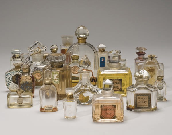 IMPORTANT LOT DE FLACONS DE PARFUM ANCIENS