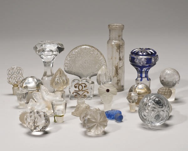 IMPORTANT LOT DE BOUCHONS ET DE FLACONS A PARFUMS DEPAREILLES