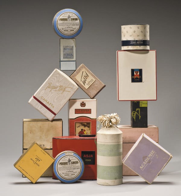 IMPORTANT LOT DE BOITES DE BOUTEILLES DE PARFUM ET BOITES A POUDRE