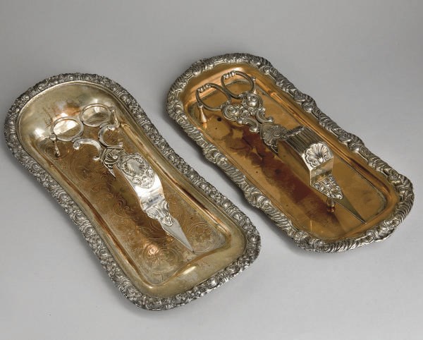 DEUX PAIRES DE MOUCHETTES ET LEUR PLATEAU EN METAL ARGENTE