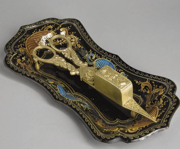 PAIRE DE MOUCHETTES ET SON PLATEAU EN CUIVRE ET TOLE LAQUEE