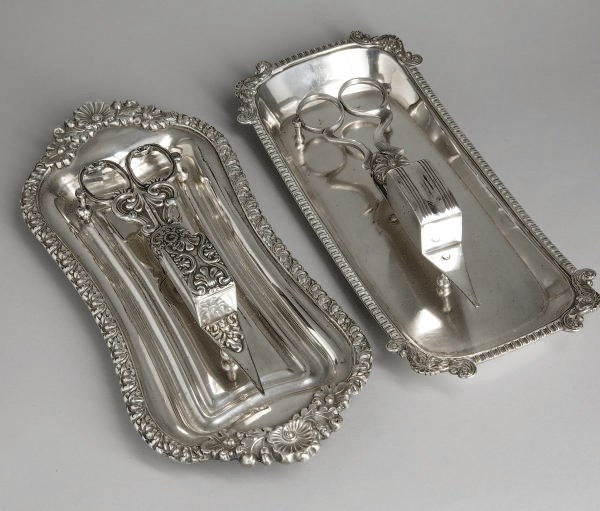 DEUX PAIRES DE MOUCHETTES ET DEUX PLATEAUX EN METAL ARGENTE ET ARGENT