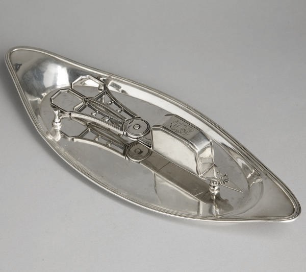 PAIRE DE MOUCHETTES ET UN PLATEAU EN ARGENT