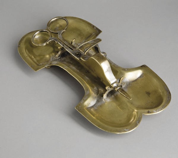 PAIRE DE MOUCHETTES ET SON PLATEAU EN BRONZE ARGENTE