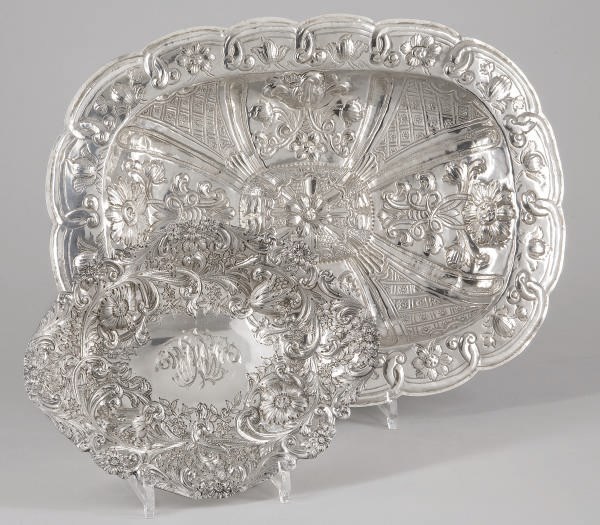 DEUX PLATS DE PRESENTATION EN ARGENT