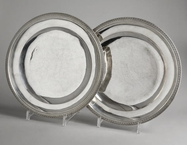 PAIRE DE PLATS EN ARGENT