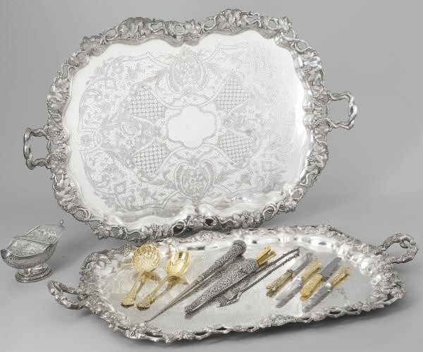 ENSEMBLE EN ARGENT, VERMEIL ET METAL ARGENTE