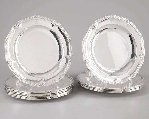 SIX ASSIETTES DE TABLE ET SIX ASSIETTES CREUSES EN ARGENT