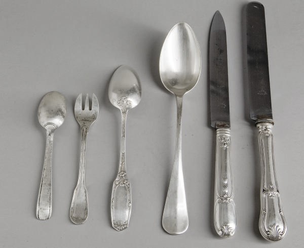 ENSEMBLE DE COUVERTS EN ARGENT ET METAL ARGENTE