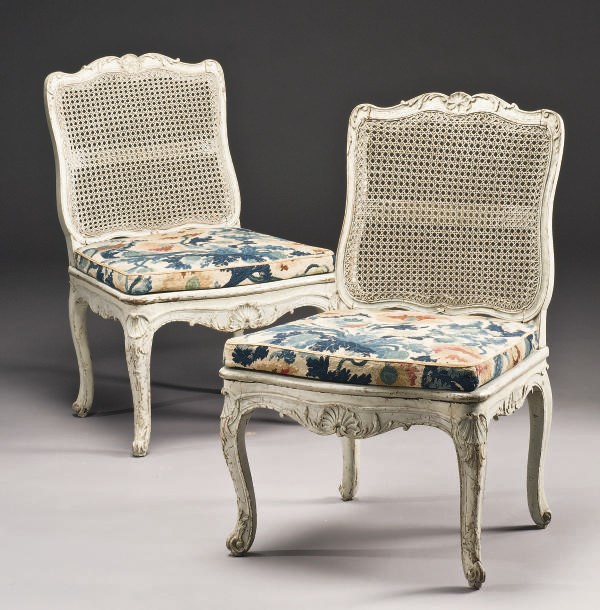 PAIRE DE CHAISES BASSES ET CANNEES D'EPOQUE LOUIS XV