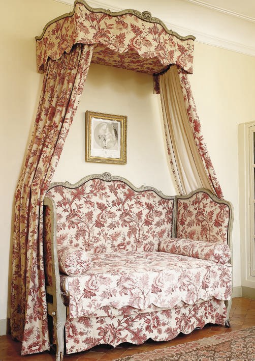 LIT D'ALCOVE A BALDAQUIN D'EPOQUE LOUIS XV