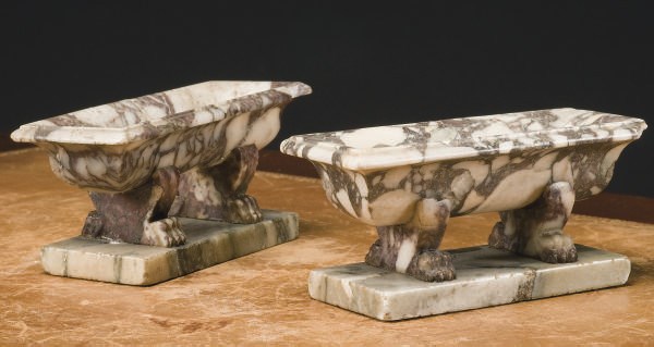 PAIRE DE NECESSAIRES DE BUREAU D'APRES L'ANTIQUE
