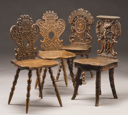 SUITE DE TROIS CHAISES ESCABELLES DE STYLE MEDIEVAL