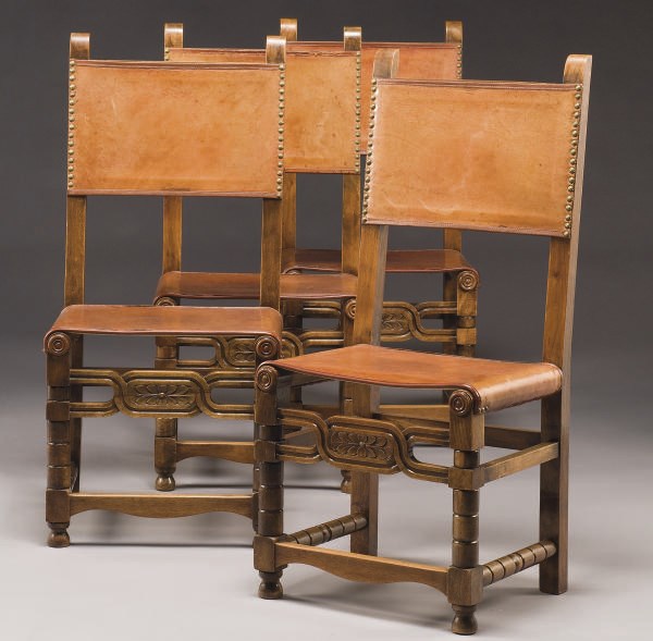 SUITE DE HUIT CHAISES DE STYLE RENAISSANCE