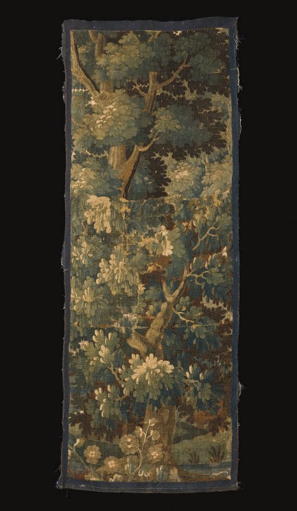 DEUX FRAGMENTS DE TAPISSERIE D'AUBUSSON DU XVIIEME SIECLE