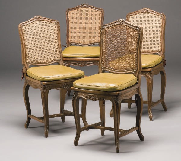 SUITE DE QUATORZE CHAISES CANNEES DE STYLE LOUIS XV