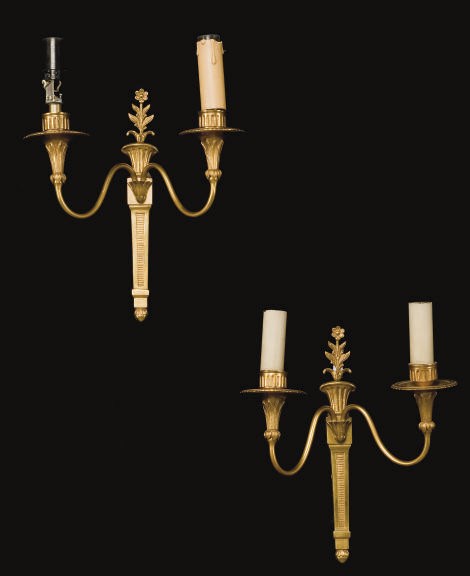 PAIRE D'APPLIQUES DE STYLE LOUIS XVI