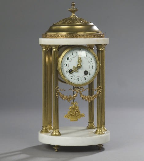PENDULE DE STYLE LOUIS XVI