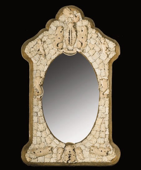 PAIRE DE MIROIRS A FRONTON POLYLOBE