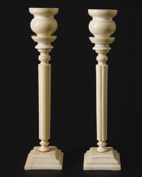 PAIRE DE BOUGEOIRS DU XIXEME SIECLE