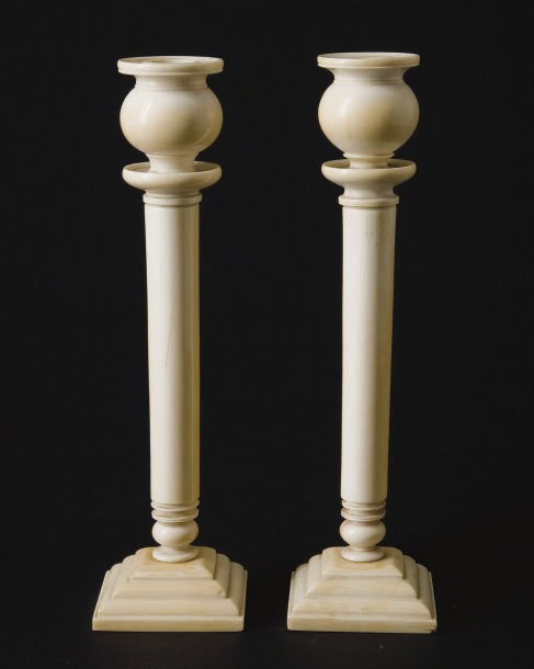 PAIRE DE BOUGEOIRS DU XIXEME SIECLE