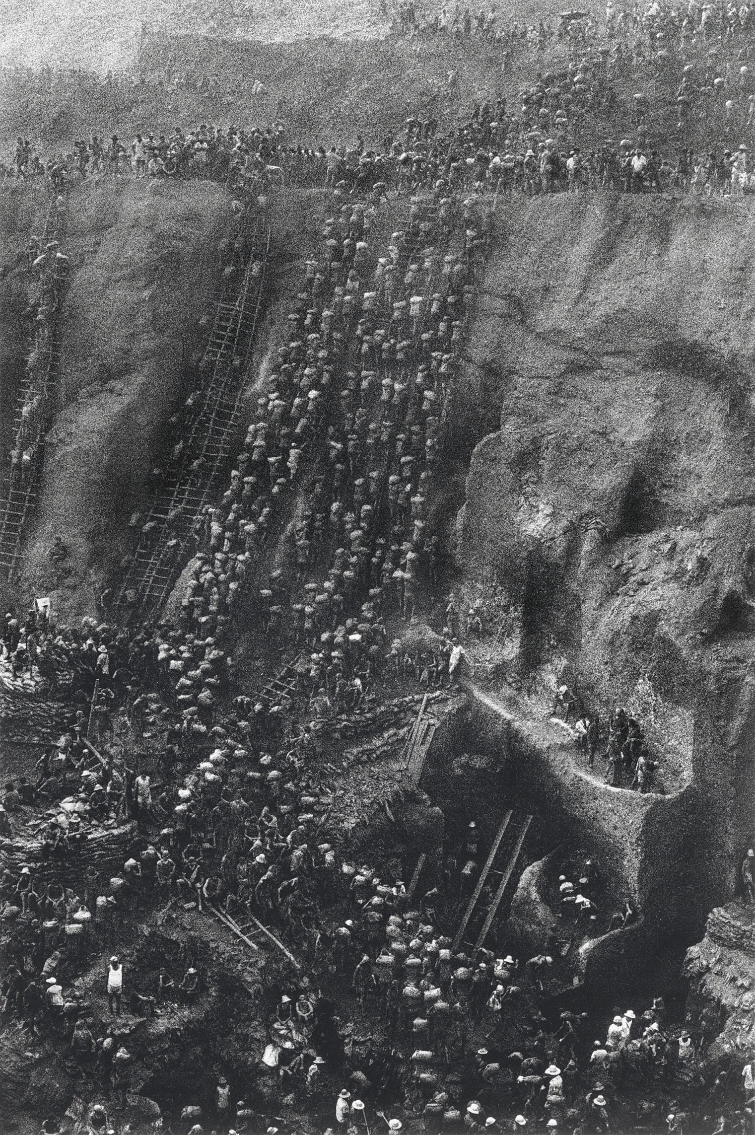 SEBASTIÃO SALGADO (B. 1944)