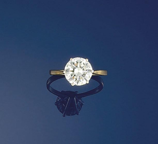 A diamond single stone ring