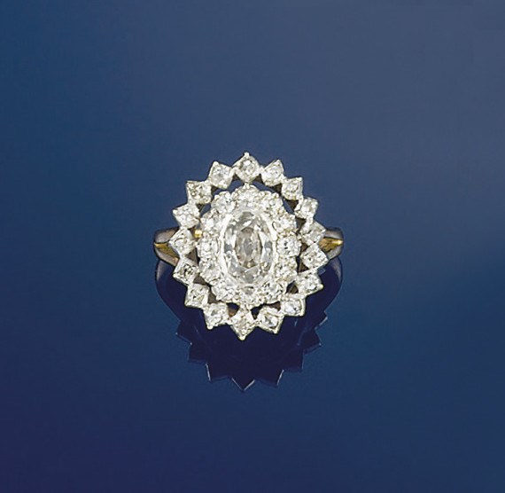 A diamond cluster ring