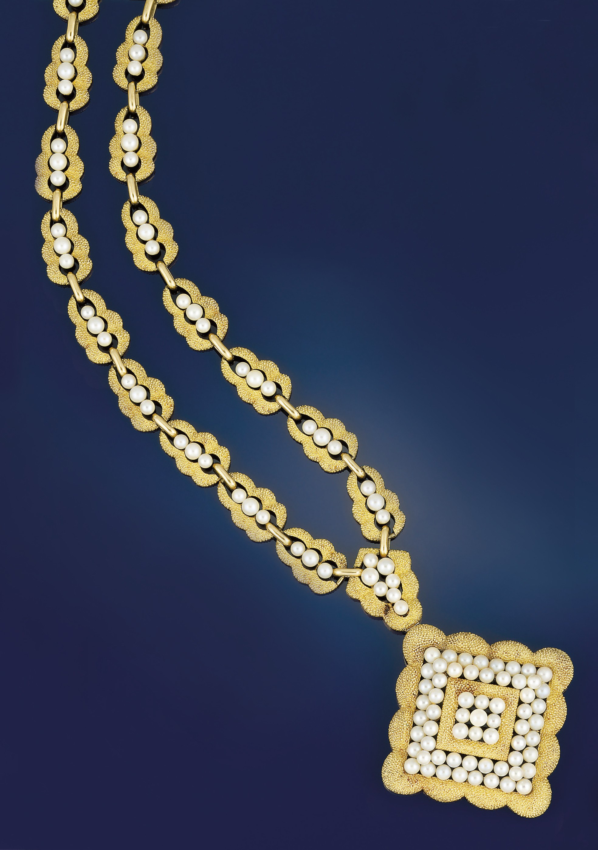 A French cultured pearl pendant necklace