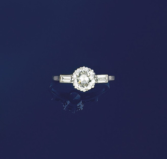 A diamond single stone ring