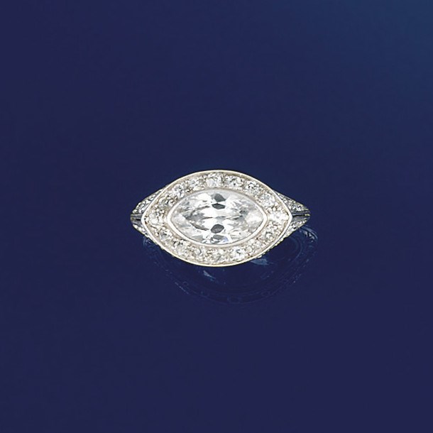 A diamond cluster ring