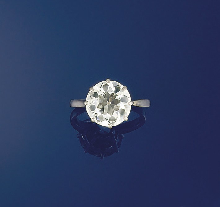 A diamond single stone ring