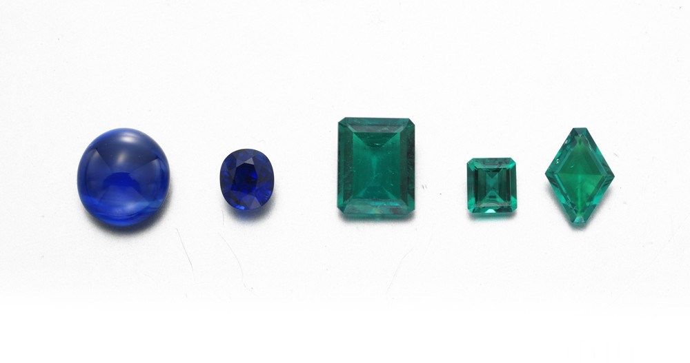 A GROUP OF UNMOUNTED EMERALDS AND SAPPHIRES