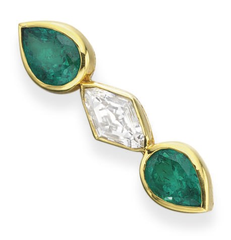 AN EMERALD AND DIAMOND BAR BROOCH