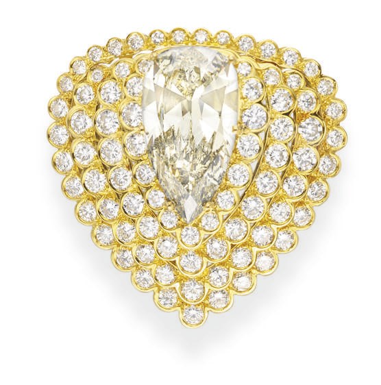 A COLORED DIAMOND BROOCH