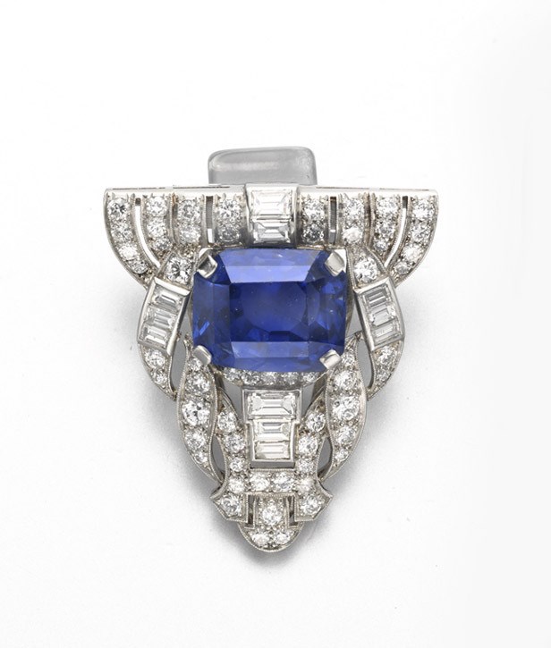 AN ART DECO SAPPHIRE AND DIAMOND CLIP BROOCH