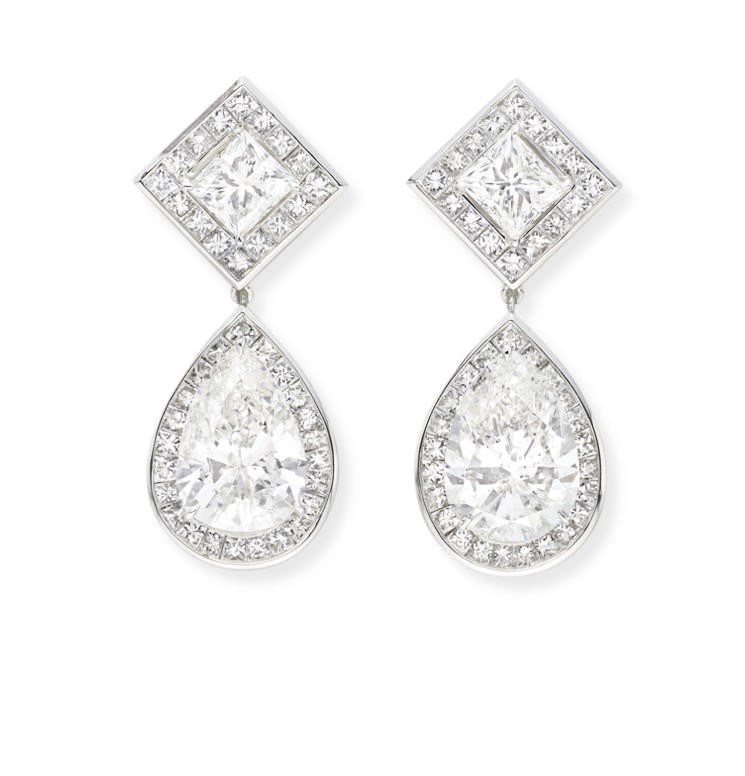 A PAIR OF DIAMOND EAR PENDANTS