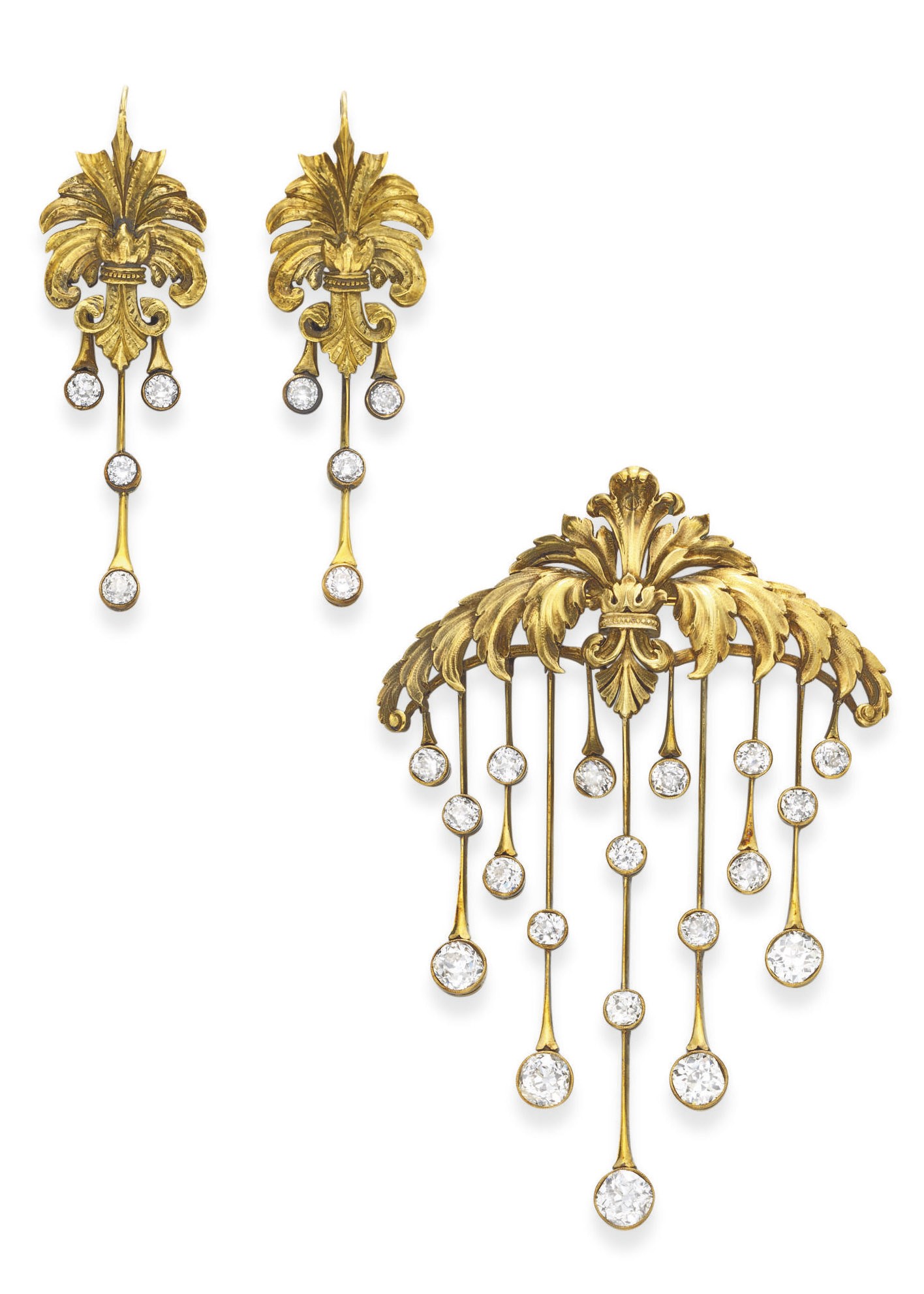 AN ANTIQUE DIAMOND AND GOLD BROOCH