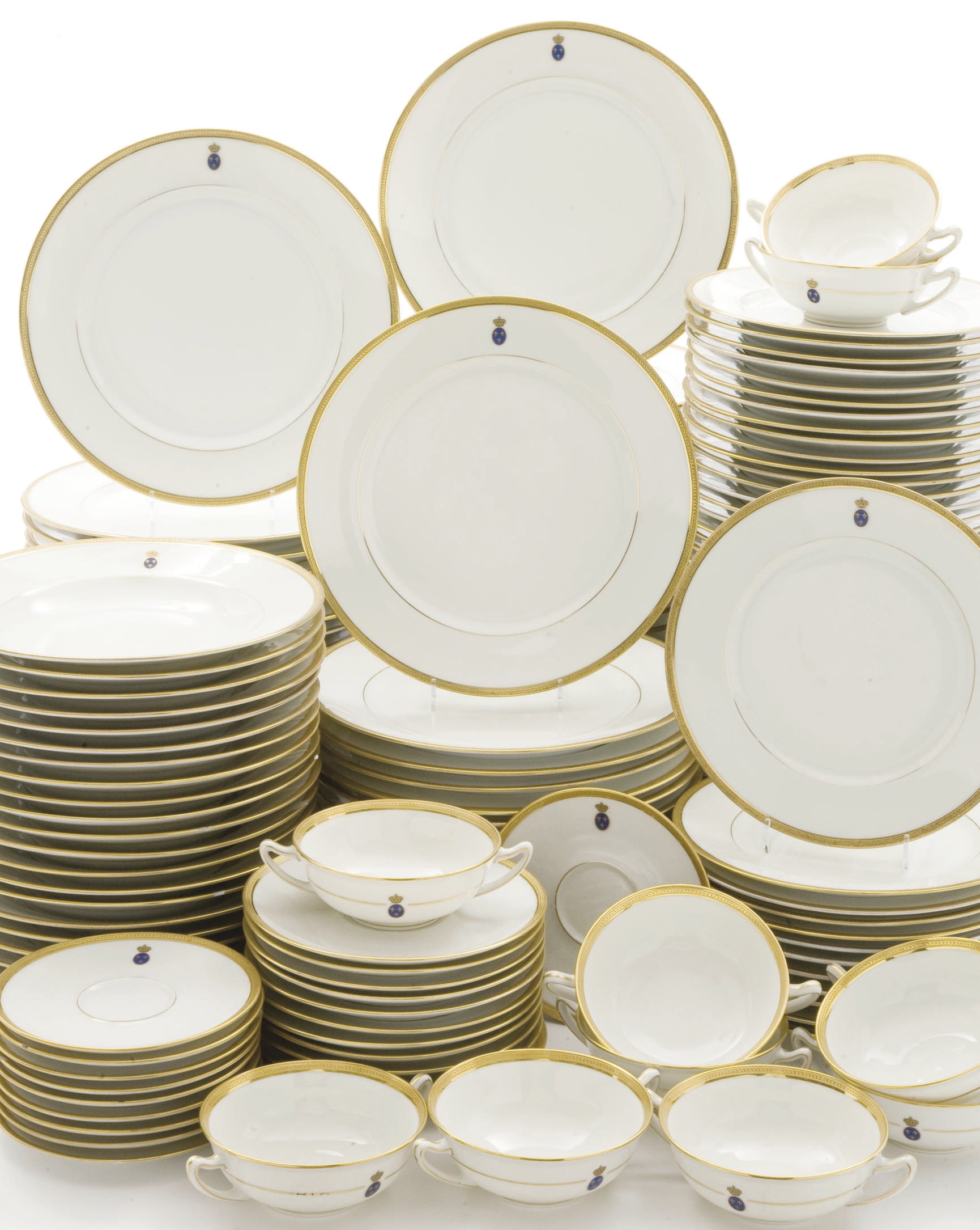 PARTIE DE SERVICE DE TABLE ARMORIE EN PORCELAINE DE LIMOGES